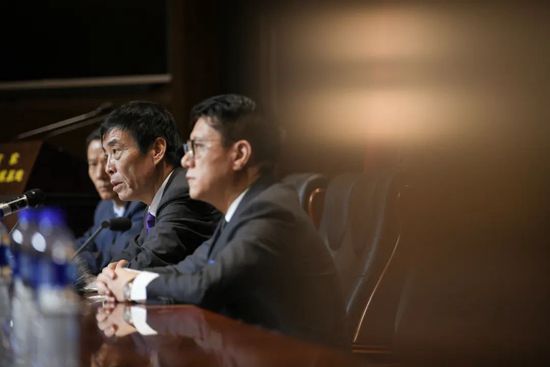 足球报昨天报道，杜兆才涉案金额超过4000万人民币。